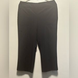 Chico’s Weekends Woman’s Black Crop Classic Light Weight Casual Pants    Size 0